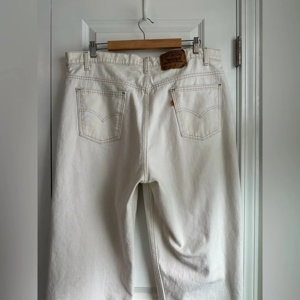 Vintage Levi’s Men’s 580 Baggy Fit Tapered Leg Cream Denim Jeans (Size 42 X 32)